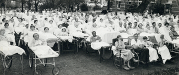 501588 Afbeelding van de patiënten van het Stads- en Academisch Ziekenhuis (SAZU) aan de Catharijnesingel te Utrecht ...